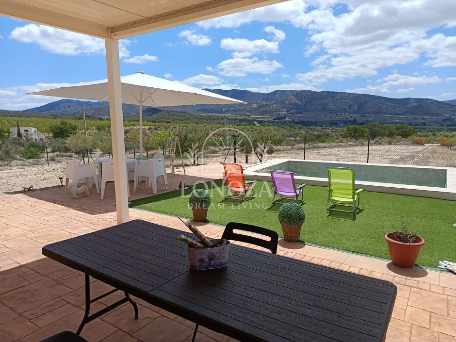 Geweldig landhuis met zwembad in Sax