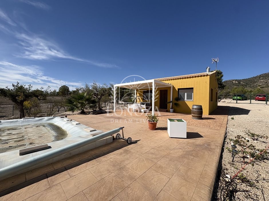 Geweldig landhuis met zwembad in Sax