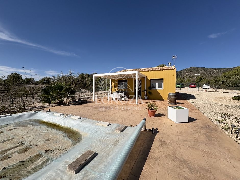 Geweldig landhuis met zwembad in Sax