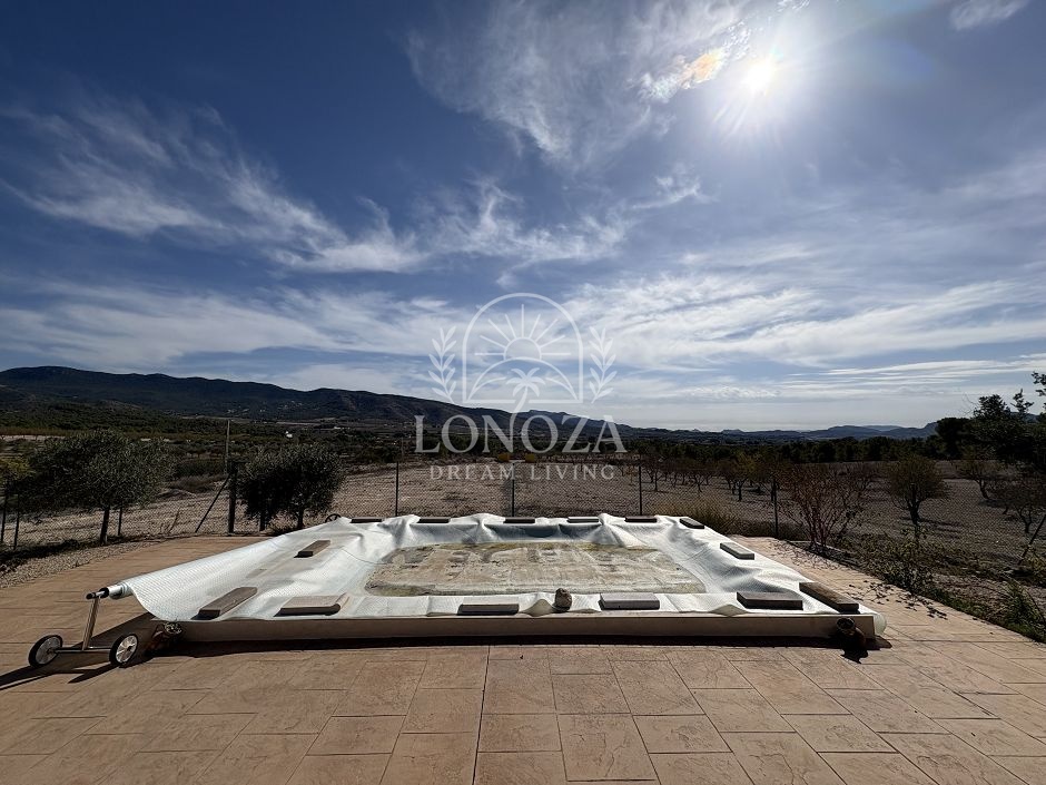 Geweldig landhuis met zwembad in Sax