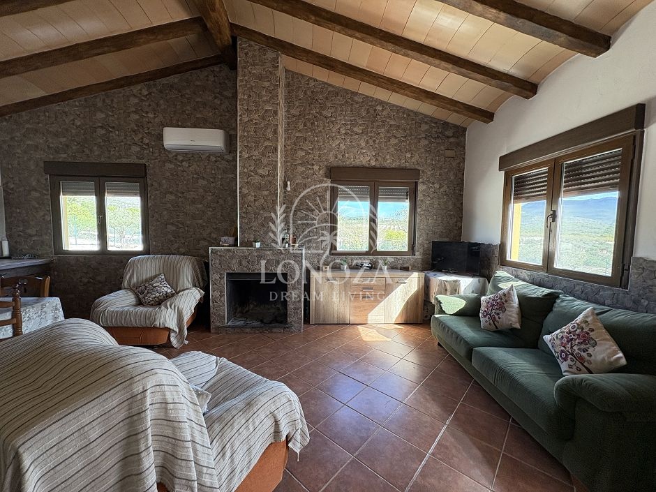 Geweldig landhuis met zwembad in Sax