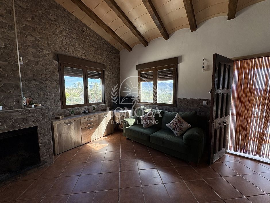 Geweldig landhuis met zwembad in Sax