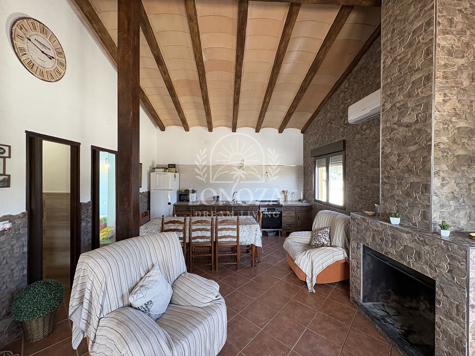 Geweldig landhuis met zwembad in Sax