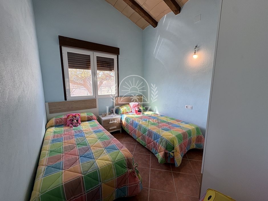 Geweldig landhuis met zwembad in Sax